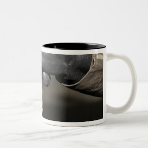 Taza Bicolor Un infante de marina inserta un tubo de