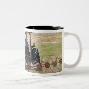 Taza Bicolor Un joven muchacho conduciendo un tractor cosechand