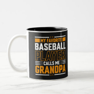 Taza Bicolor Un jugador de béisbol favorito me llama abuelo