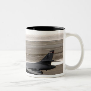 Taza Bicolor Un lancero de B-1B realiza un dudoso