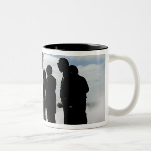 Taza Bicolor Un miembro de equipo de la cubierta de vuelo