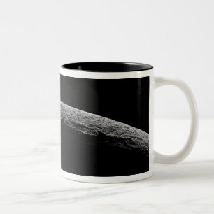 Taza Bicolor Un paisaje irreal de la luna de Saturn