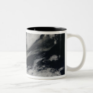 Taza Bicolor Un penacho gris pálido de la ceniza sopla de la
