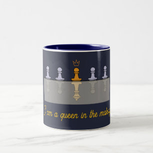Taza Bicolor Un peón dorado destinado a ser la reina