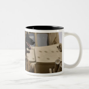 Taza Bicolor Un perro de trabajo militar sentado en un M2A3