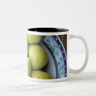 Taza Bicolor Un plato de higos mediterráneos frescos