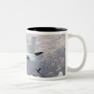 Taza Bicolor Un rapaz F-22 recibe el combustible de un KC-135