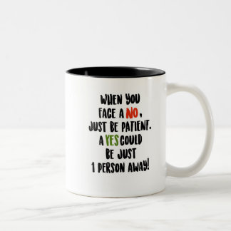 Taza Bicolor ¡Un SÍ podría estar a sólo una persona de distanci