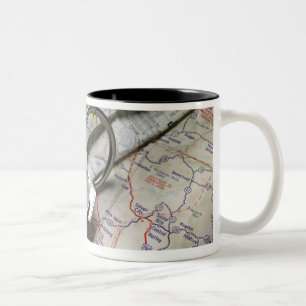 Taza Bicolor Un sistema de llaves del coche en una pila de