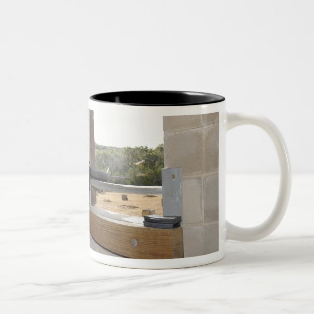 Taza Bicolor Un soldado actúa como fuerza de oposición (Derecha)