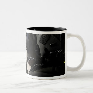 Taza Bicolor Un soldado proporciona seguridad