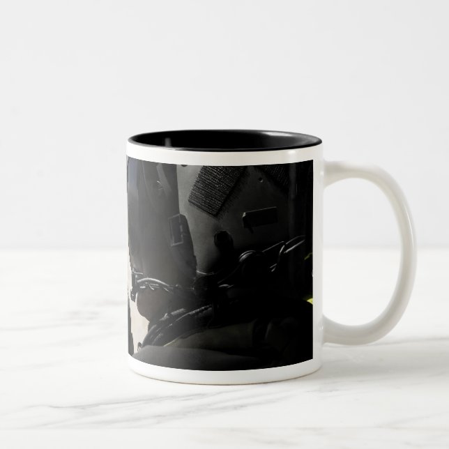 Taza Bicolor Un soldado proporciona seguridad (Derecha)