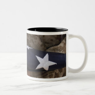 Taza Bicolor Un soldado sostiene la bandera de Estados Unidos