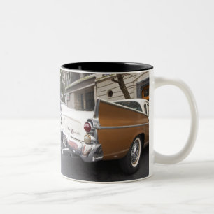 Taza Bicolor Un Studebaker Silver Hawk Classic Car estacionado 