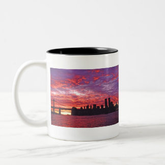 Taza Bicolor Un Sunset Brillante Con La Silhouette De Los Bajos