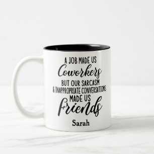 Taza Bicolor Un trabajo nos hizo compañeros de trabajo, amigos 