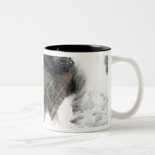 Taza Bicolor Un vehículo 2 del asalto de carros anfibios