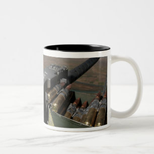 Taza Bicolor Una ametralladora de 50 calibres