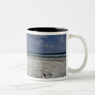Taza Bicolor Una arcón que desmenuza