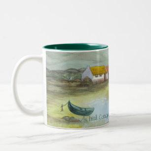 Taza Bicolor "Una cabaña irlandesa" por Brigid O'Neill Hovey