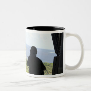 Taza Bicolor Una caja de mercancías humanitarias
