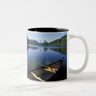 Taza Bicolor Una canoa descansa en la orilla del Little Long Po
