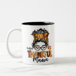Taza Bicolor Una desordenada caída de Mama Messy Bun sale de ot