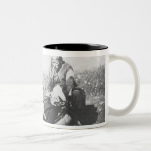 Taza Bicolor Una enfermera que tiende a un hombre herido