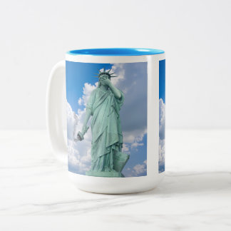 Taza Bicolor Una Estatua de la Libertad infeliz.