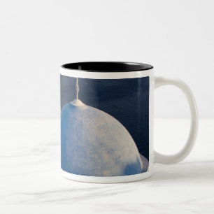 Taza Bicolor Una iglesia ortodoxa cerca del mar, Oia Santorini