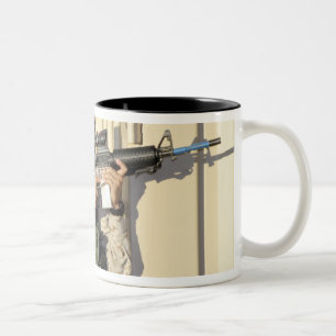 Taza Bicolor Una infantería explora los objetivos su arma