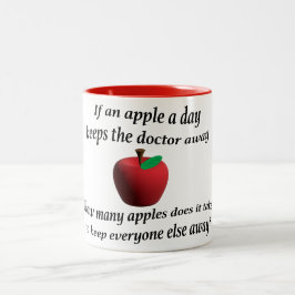 Taza Bicolor Una manzana al día mantiene al doctor lejos
