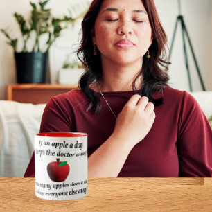 Taza Bicolor Una manzana al día mantiene al médico lejos 