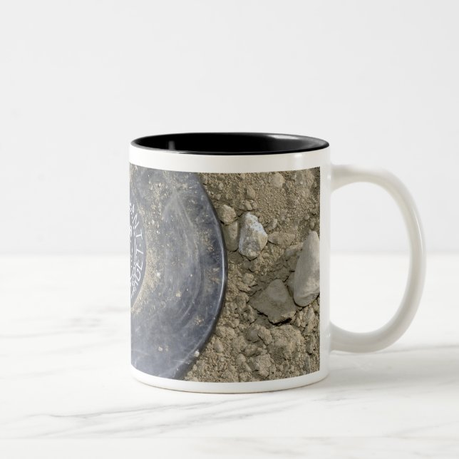 Taza Bicolor Una mina terrestre simulada (Derecha)