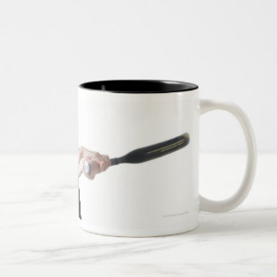 Taza Bicolor una mujer caucásica joven bonita está llevando a