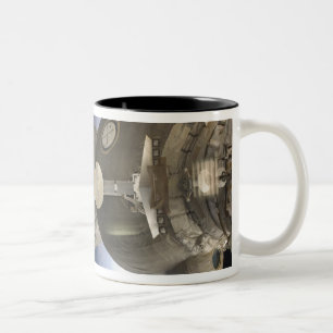 Taza Bicolor Una nave espacial de Soyuz backdropped por la