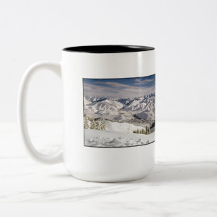Taza Bicolor Una opinión de los esquiadores desde arriba de la