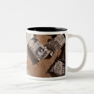 Taza Bicolor Una pila de comidas preparadas