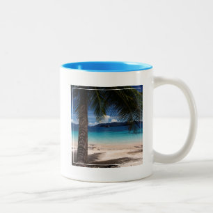 Taza Bicolor Una playa en la isla de Wai de la KOH en Tailandia