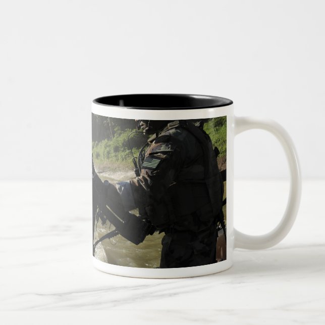 Taza Bicolor Una tripulante de combate especial (Derecha)