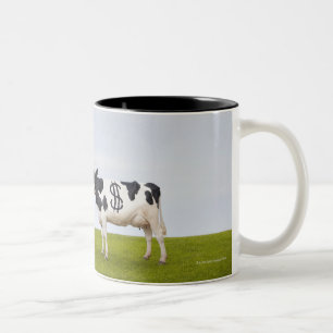 Taza Bicolor Una vaca lechera de Holstein con los puntos en la
