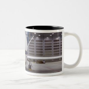 Taza Bicolor Una vista delantera de un halcón global acobardó