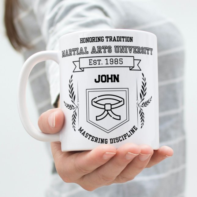 Taza Bicolor Universidad de Artes Marciales personalizado - Gra (Woman holding a Martial arts university theme mug.)