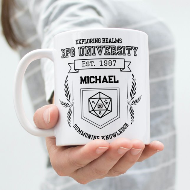 Taza Bicolor Universidad RPG personalizado - Amantes divertidos (Woman holding a RPG University theme design mug.)