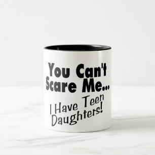 Taza Bicolor Usted no puede asustarme que tengo hijas