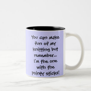 Taza Bicolor Usted puede reírse de mi hacer punto sino recorda