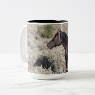 Taza Bicolor Valor de South Steens mirando a su banda