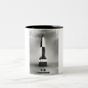 Taza Bicolor Vergeltungswaffe V2 Cohete estilo vintage B&W.