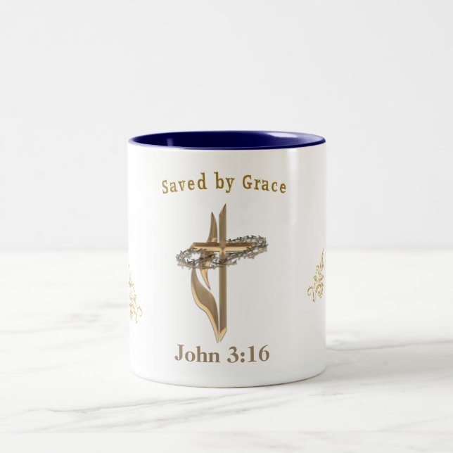 Taza Bicolor Verso de la Biblia salvado por Grace (Centro)
