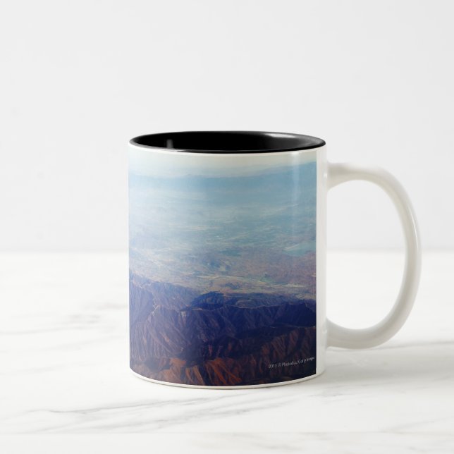 Taza Bicolor Vista aérea de montañas rojo marrón (Derecha)